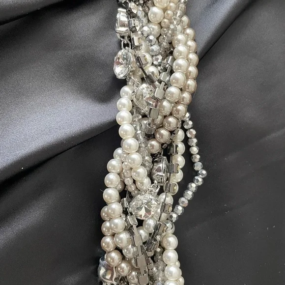 Stunning Pearl And Rhinestone Necklace - Picture 4 of 6